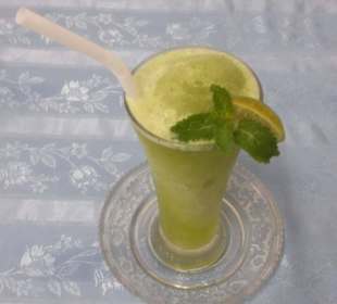 Zitronenshake mit Pfefferminze