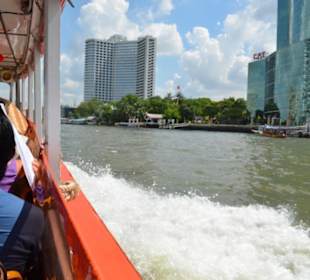 Fahrt auf dem Chao Phraya Fluss Bangkok