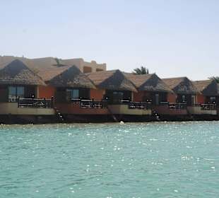 Hotelbungalows an Lagune