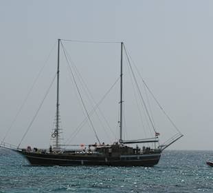 Парусник в море