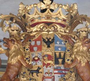 Das Wappen über der Orgel der Mauritiuskirche