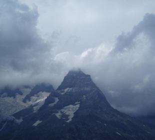 Тучи на горами, очень впечатляет