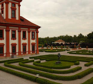 Schloss Troja mit Parkanlage