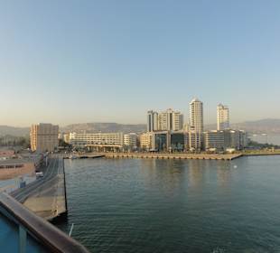 Blick vom Schiff im Hafengelände, nach Izmir