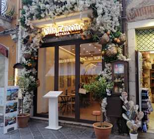 Schön gestalteter Shopeingang