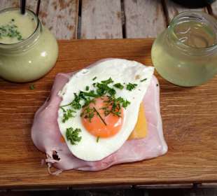 Ein Mittagsbrettchen mit Suppe, Limonade und Brot