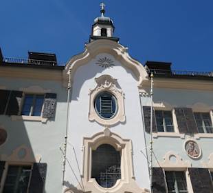 Blick zum historischen Pilgerhaus von Mittenwald