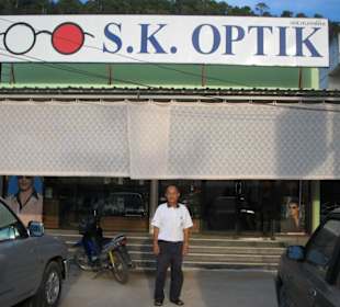 Der Meister vor seinem Geschäft