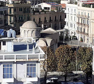 Blick vom Hafen auf die Stadt Messina
