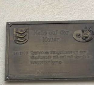 Haus auf der Mauer