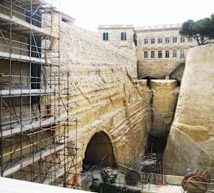 Arbeiten rechts unten direkt beim Tor