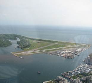 CN Tower Toronto, kleiner Flughafen im Ontario Lake