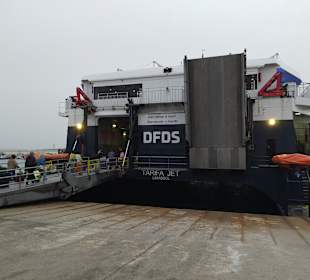 Schnellboot und Fähre