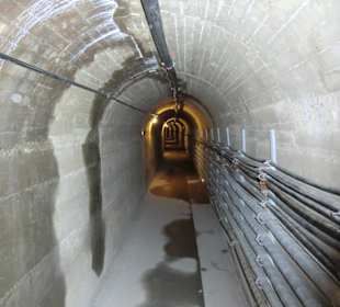 Gang durch die Staumauer