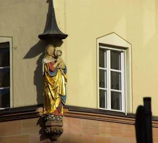 Heiligenfiguren an den Hauswänden