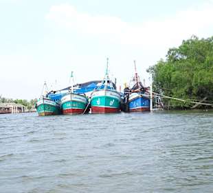 Mit dem Longtailboot zum Amphawa Floating Markt