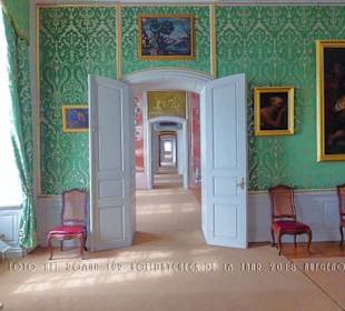 Blick aus einem kleinen Saal auf den langen Flur.