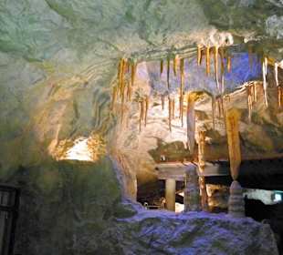 Nachbildung Stalagtiten und Stalagmiten