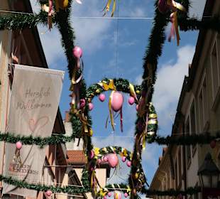 Die geschmückte Schusterstraße im März 2026