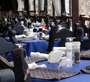 Tische auf der Terrasse des Perla del Mar