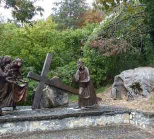 Lebensgroße Bronzefiguren auf dem Kreuzweg