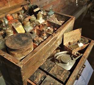 Bord-Apotheke eines alten Frachtschiffes