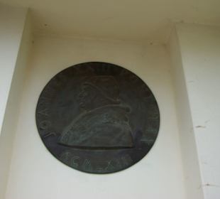 Beim Eingang in die Kirche
