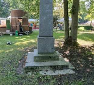 Beim Denkmal