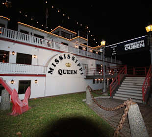 Außenansicht bei Nacht