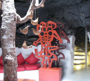 Roter Raum mit Treppe nach oben