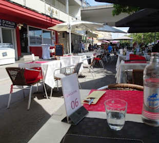 Der Restaurantbereich am Wasser