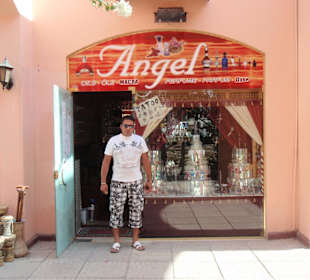 Der Chef vor dem Shop