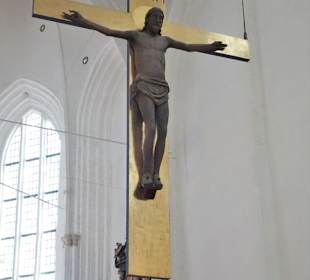 Jesus am Kreuz vor dem Chor der Kirche