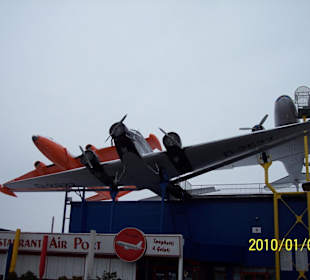 Flügzeug auf dem Dach