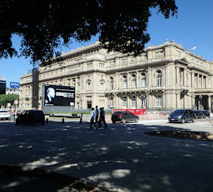 Seitlicher Blick auf das Theater