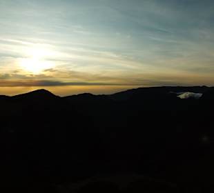Sonnenuntergang mit Wolkenwasserfall