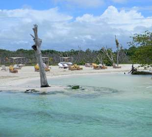 Lagune links neben BlueBay Hotel