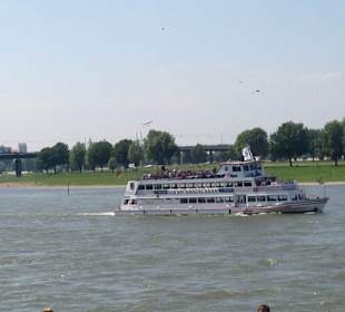 Sicht von der großen Treppe an der Uferpromenade