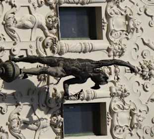 Merkur Figur an einem Haus