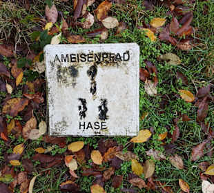 Barfußpfad Schermbeck Steintafel mit Pfotenabdruck
