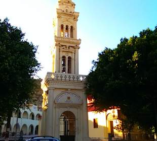 Kirche inmitten des nahen, urigen Ortes - Afandou