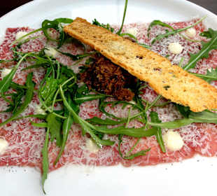 Carpaccio mit Parmesan und Trüffel-Mayonaise