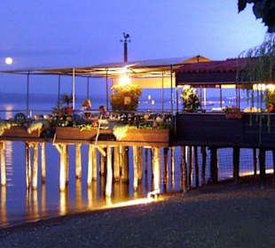 La palafitta esterna di sera.