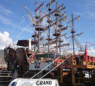 Ein 3 Master im Hafen von Alanya