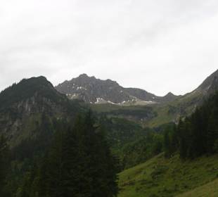 Blick vom See zu den Bergen