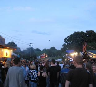 Tollwood bei Einbruch der Dunkelheit