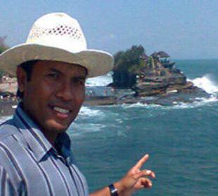 Wayan Miarta vor dem Tanah Lot-Tempel auf Bali.