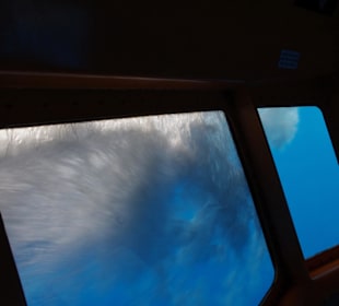 Blick durch den Glasboden bei voller Fahrt