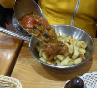 Angebratene Köße mit Schweinefleisch und Paprika