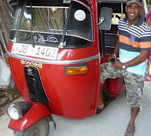 Patte mit seinem Tuktuk für Fahrten in Aluthgama